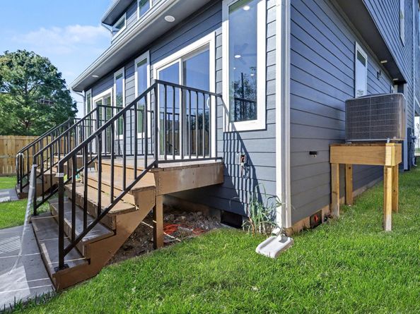 5000 Higgins Street A and B, Houston TX 77033