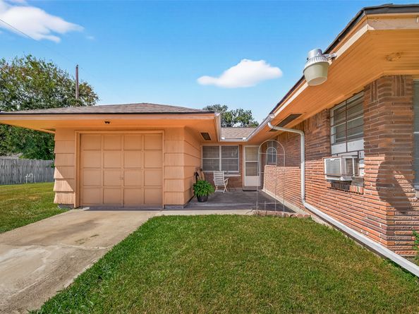5658 Berry Creek Drive, Houston TX 77017