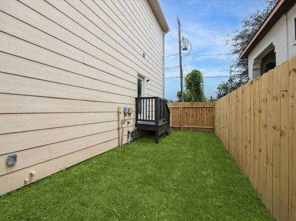 1761 W 24th Street, Houston TX 77008