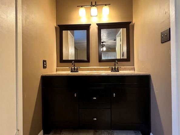 2075 Delphi Lane, Houston TX 77067