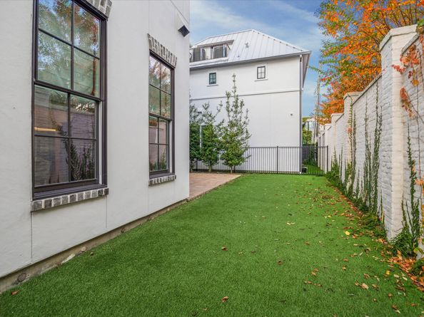 7 N Raintree Hollow Lane, Houston TX 77027