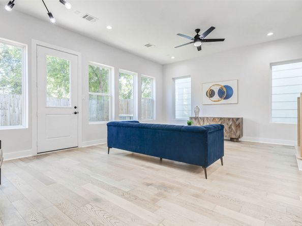 2310 Campbell Road C, Houston TX 77080