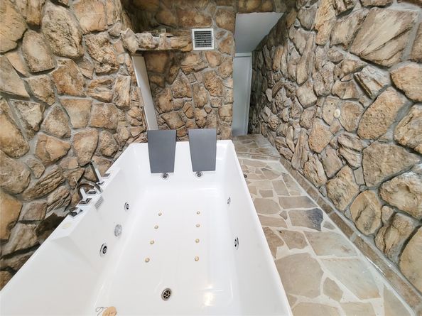 5654 Cheena, Houston TX 77096