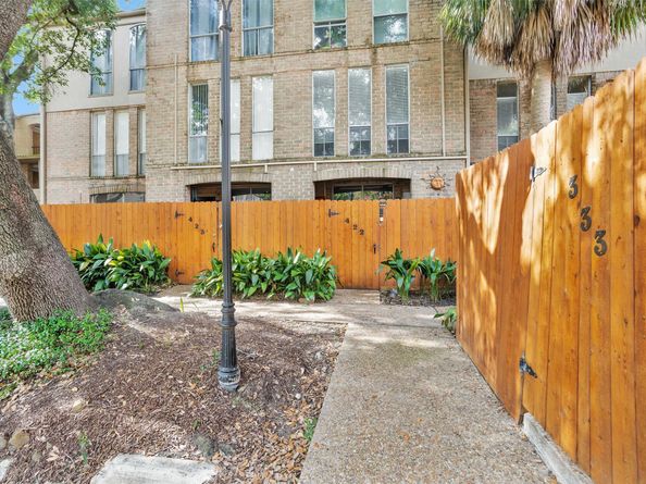 4637 Wild Indigo Street 422, Houston TX 77027