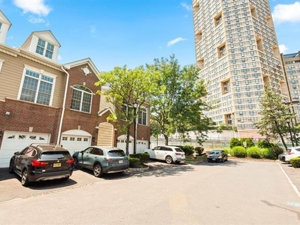 122 Abbie Ct, Guttenberg NJ 07093