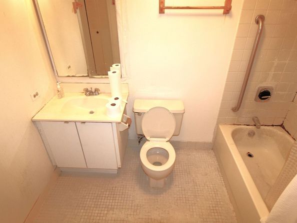 2234 Harmon Cove Tower, Secaucus NJ 07094