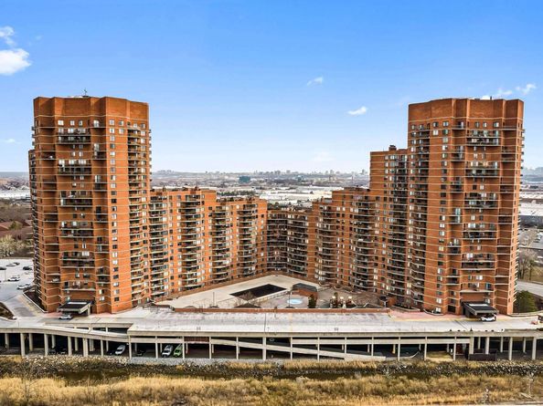 2234 Harmon Cove Tower, Secaucus NJ 07094