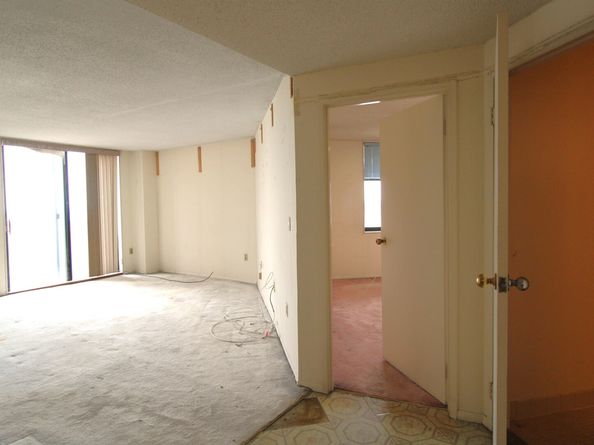 2234 Harmon Cove Tower, Secaucus NJ 07094