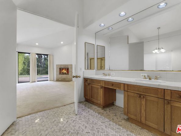 3516 Malibu Country Drive, Malibu CA 90265