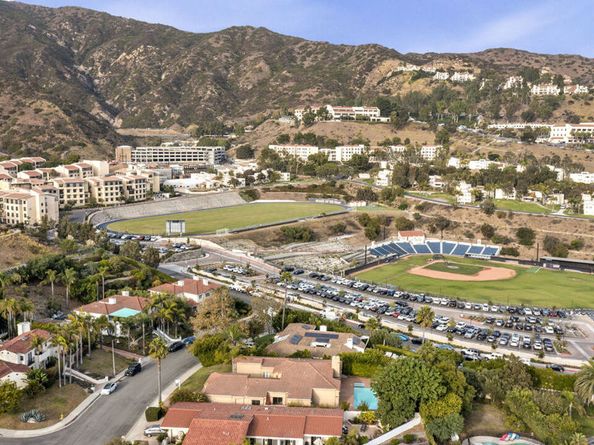 3516 Malibu Country Drive, Malibu CA 90265