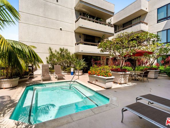 851 N Kings Road 102, West Hollywood CA 90069