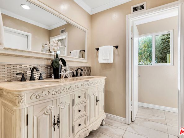 8333 Topeka Drive, Northridge CA 91324