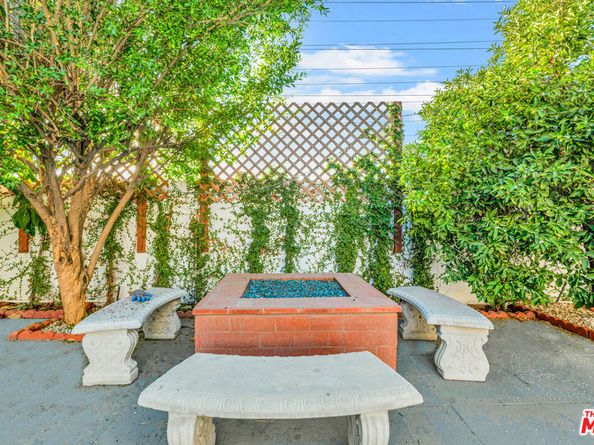 8333 Topeka Drive, Northridge CA 91324