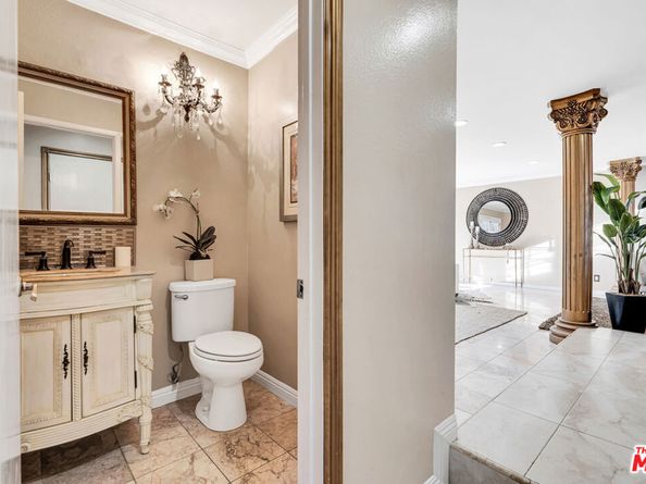 8333 Topeka Drive, Northridge CA 91324