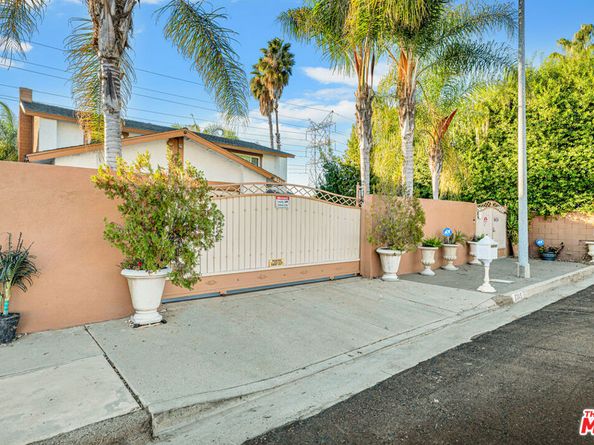 8333 Topeka Drive, Northridge CA 91324