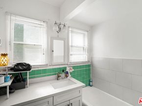 1122 S Sycamore Avenue, Los Angeles CA 90019