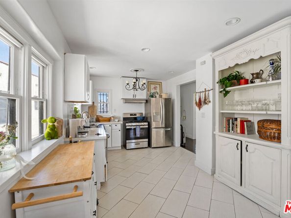 1122 S Sycamore Avenue, Los Angeles CA 90019