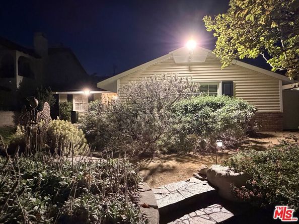 13957 Chandler Boulevard, Sherman Oaks CA 91401