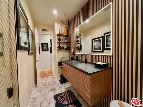 13957 Chandler Boulevard, Sherman Oaks CA 91401