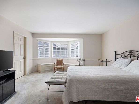 18135 Burbank Boulevard 8, Tarzana CA 91356