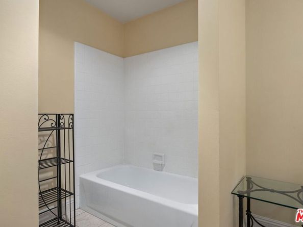 18135 Burbank Boulevard 8, Tarzana CA 91356