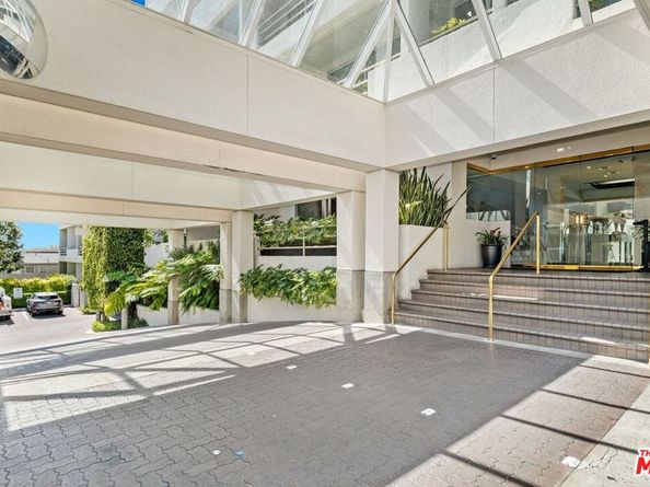 1131 Alta Loma Road 106, West Hollywood CA 90069