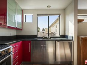 1017 Pearl Street E, Santa Monica CA 90405