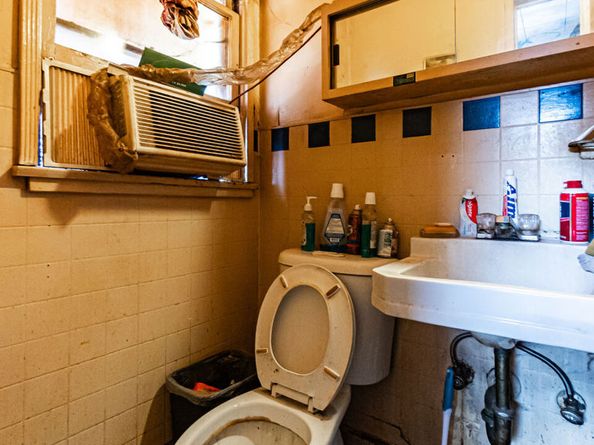 6033 Clarkson Avenue, Maywood CA 90270