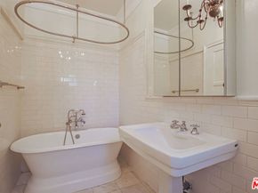 1074 S Genesee Avenue, Los Angeles CA 90019