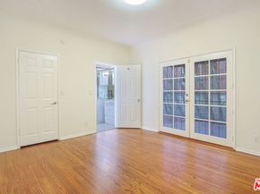 1074 S Genesee Avenue, Los Angeles CA 90019