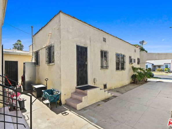 624 E 84th Street, Los Angeles CA 90001
