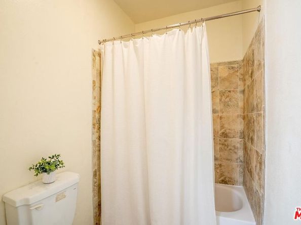 533 S St Andrews Place 220, Los Angeles CA 90020