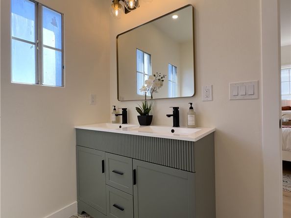 1950 W 79th Street, Los Angeles CA 90047