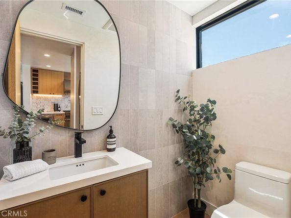521 1/2 Iris Avenue, Corona Del Mar CA 92625