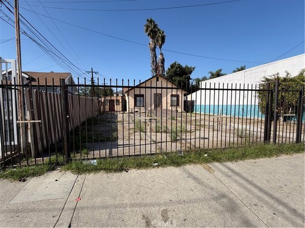 8411 S San Pedro, Los Angeles CA 90003