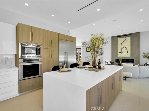 2341 Zorada Court, Los Angeles CA 90046