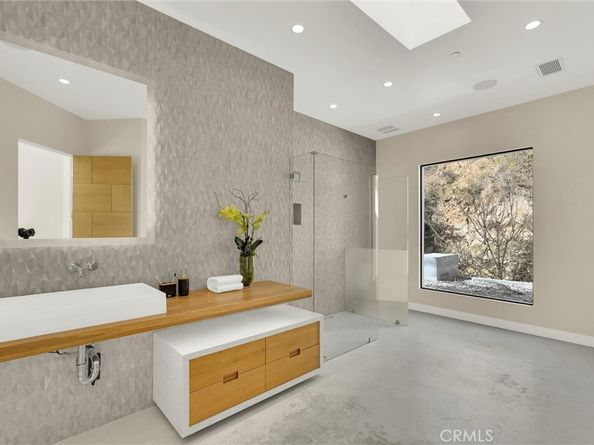 2341 Zorada Court, Los Angeles CA 90046