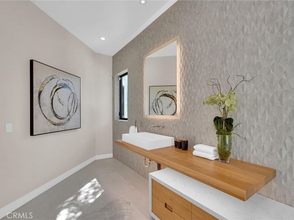 2341 Zorada Court, Los Angeles CA 90046