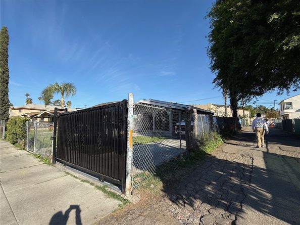 5141 Oakland, Los Angeles CA 90032