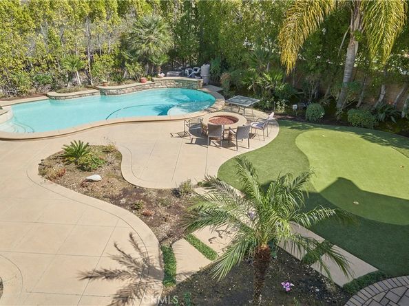 689 E Boxwood Lane, Azusa CA 91702