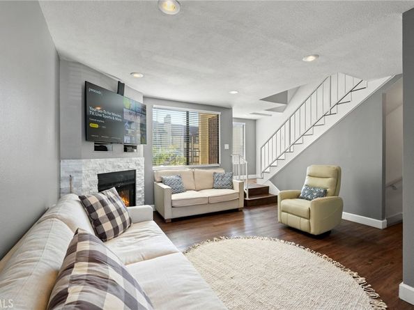 21720 Hart 9, Canoga Park CA 91303