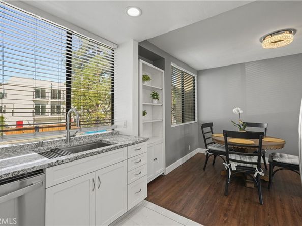 21720 Hart 9, Canoga Park CA 91303