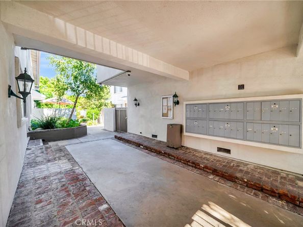 18601 Collins Street D17, Tarzana CA 91356