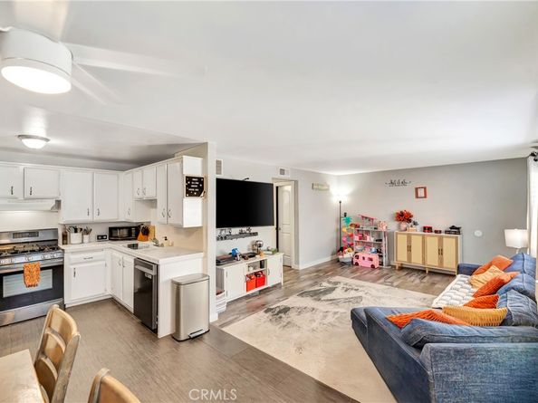 18601 Collins Street D17, Tarzana CA 91356