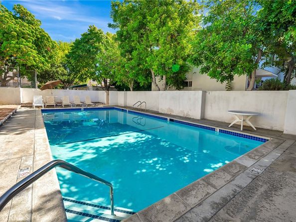 18601 Collins Street D17, Tarzana CA 91356