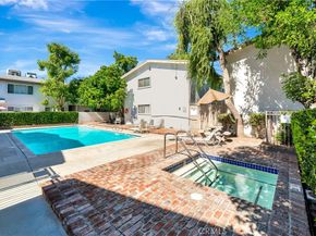 18601 Collins Street D17, Tarzana CA 91356