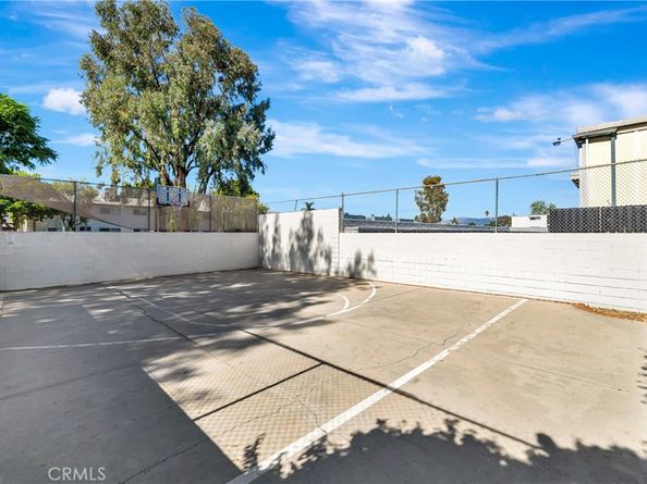 18601 Collins Street D17, Tarzana CA 91356
