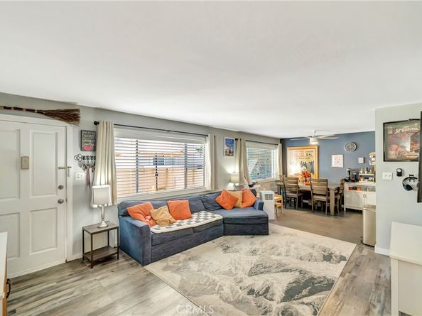 18601 Collins Street D17, Tarzana CA 91356