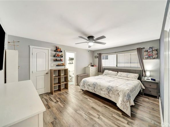 18601 Collins Street D17, Tarzana CA 91356