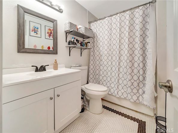 18601 Collins Street D17, Tarzana CA 91356